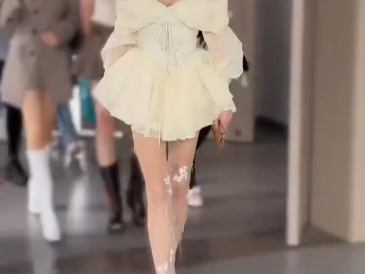 张雨绮白色丝袜参加活动