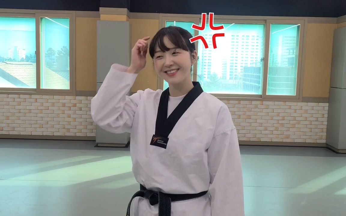 综艺女斗：韩国跆拳道小姐姐对铁拳的各种腿法模仿