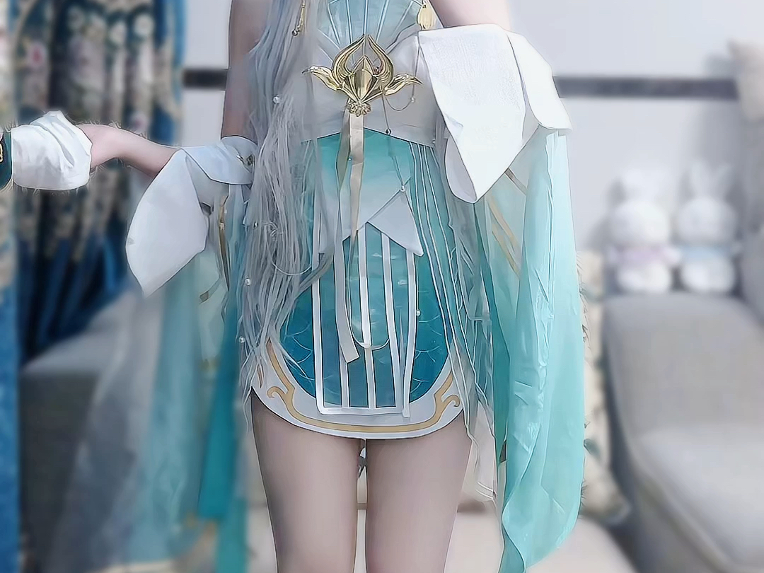 lit. armor remover, a famous beauty (idiom); fig. a famous person who does not wear armor