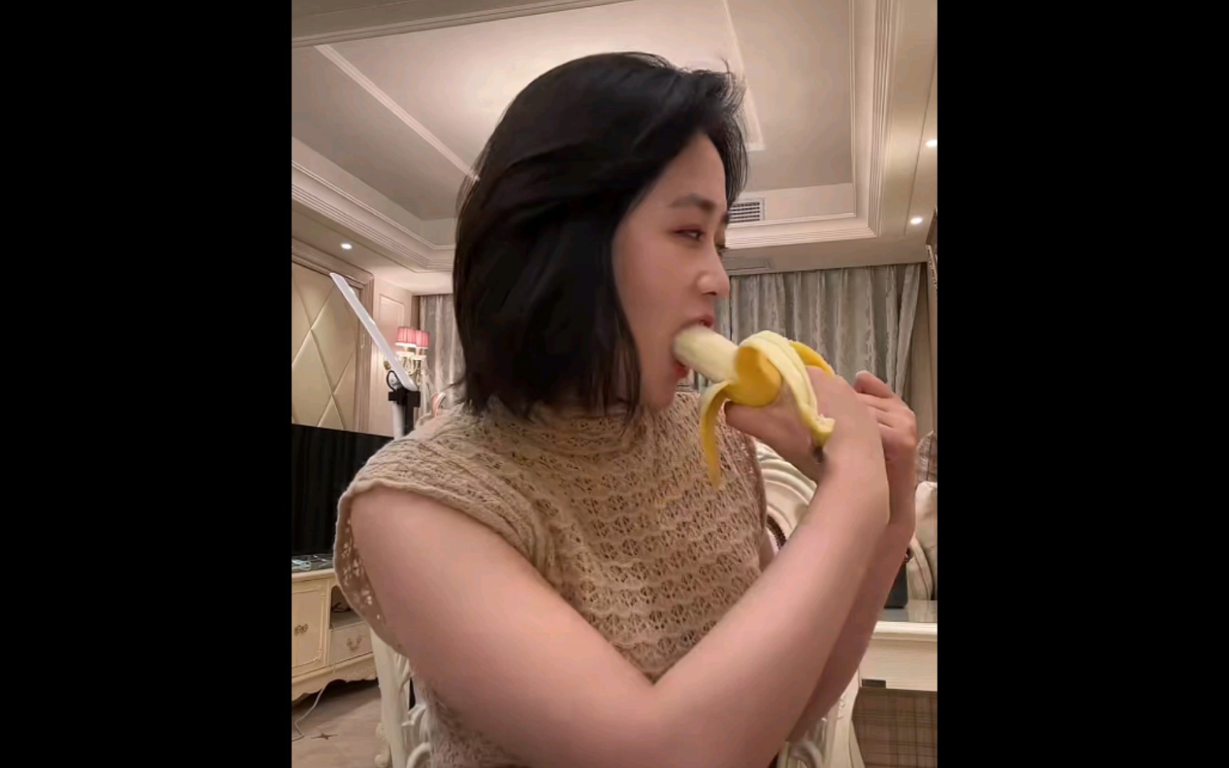 春晓成熟妈妈吃香蕉旗袍气质满分