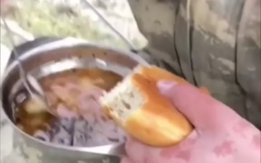 纳卡战争时期冻得够呛的阿塞拜疆士兵吃饭，浓汤和面包。