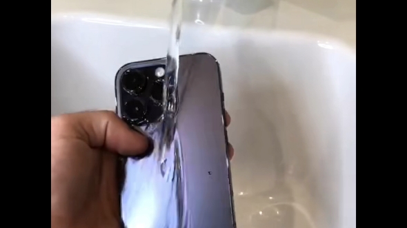 iPhone14promax防水测试：ip68级防水防尘，日常触水毫无问题