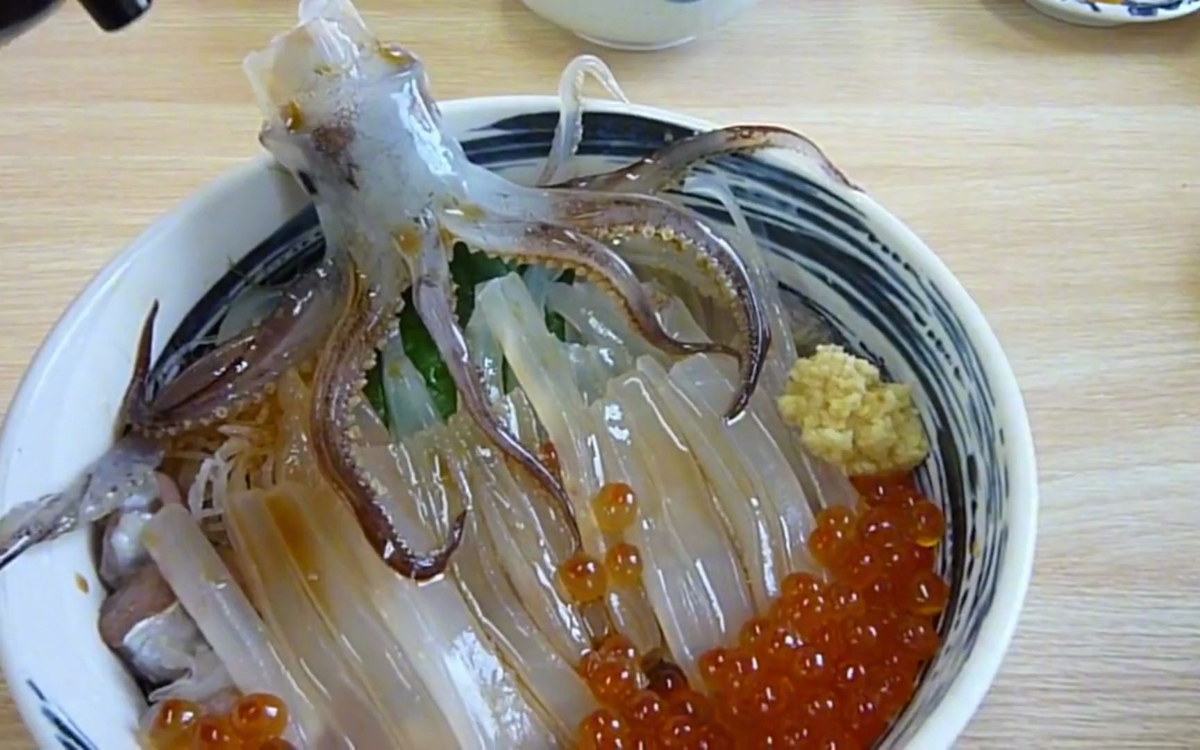见识一下日本人吃鱿鱼，快速处理趁鱿鱼没死透就吃，开眼界了