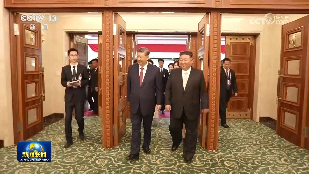 习近平夫妇出席金正恩夫妇举行的小范围午宴