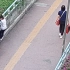 广州天桥上的故事 豆丁碰上同学仔，一齐观摩了无人机