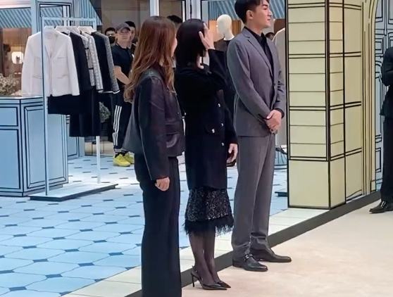 张柏芝黑丝高跟鞋参加品牌活动，这是多少人的幻想……