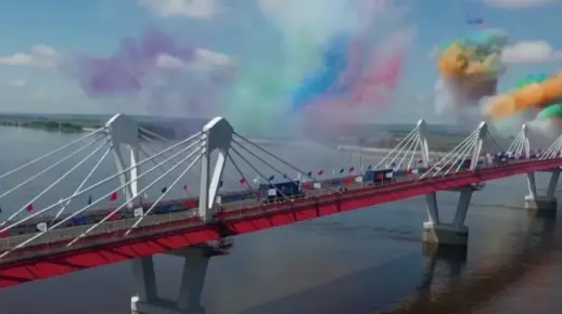 中国和俄罗斯两国合作，首座中俄大桥通车，美国开始急了