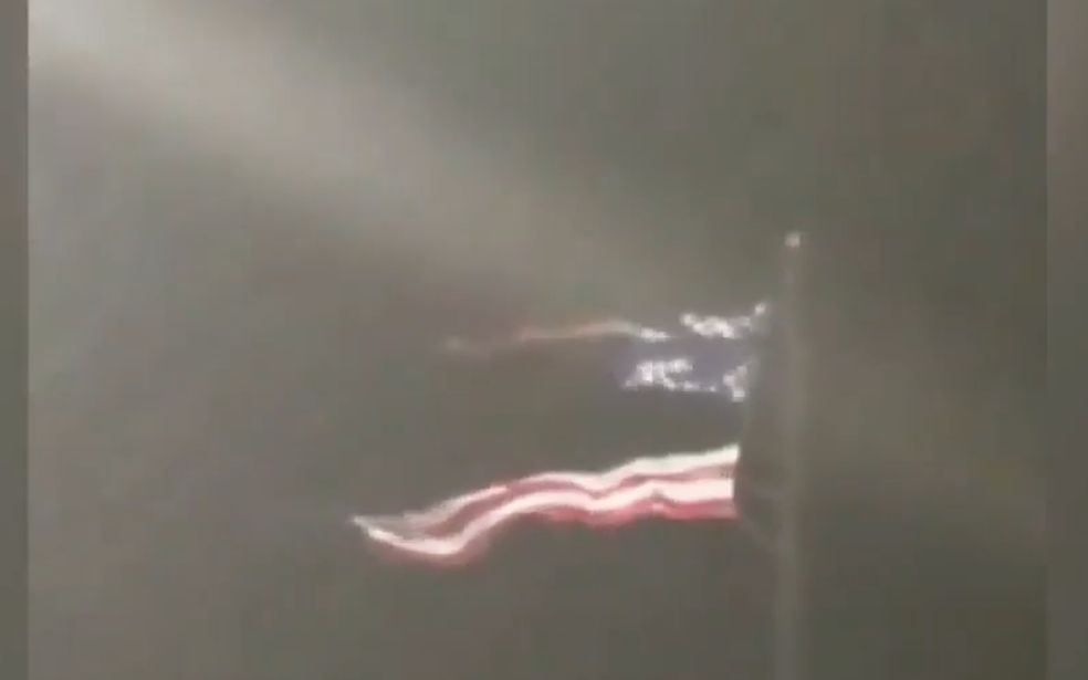 雷暴过后，世界最大飘扬型美国国旗被撕成两半