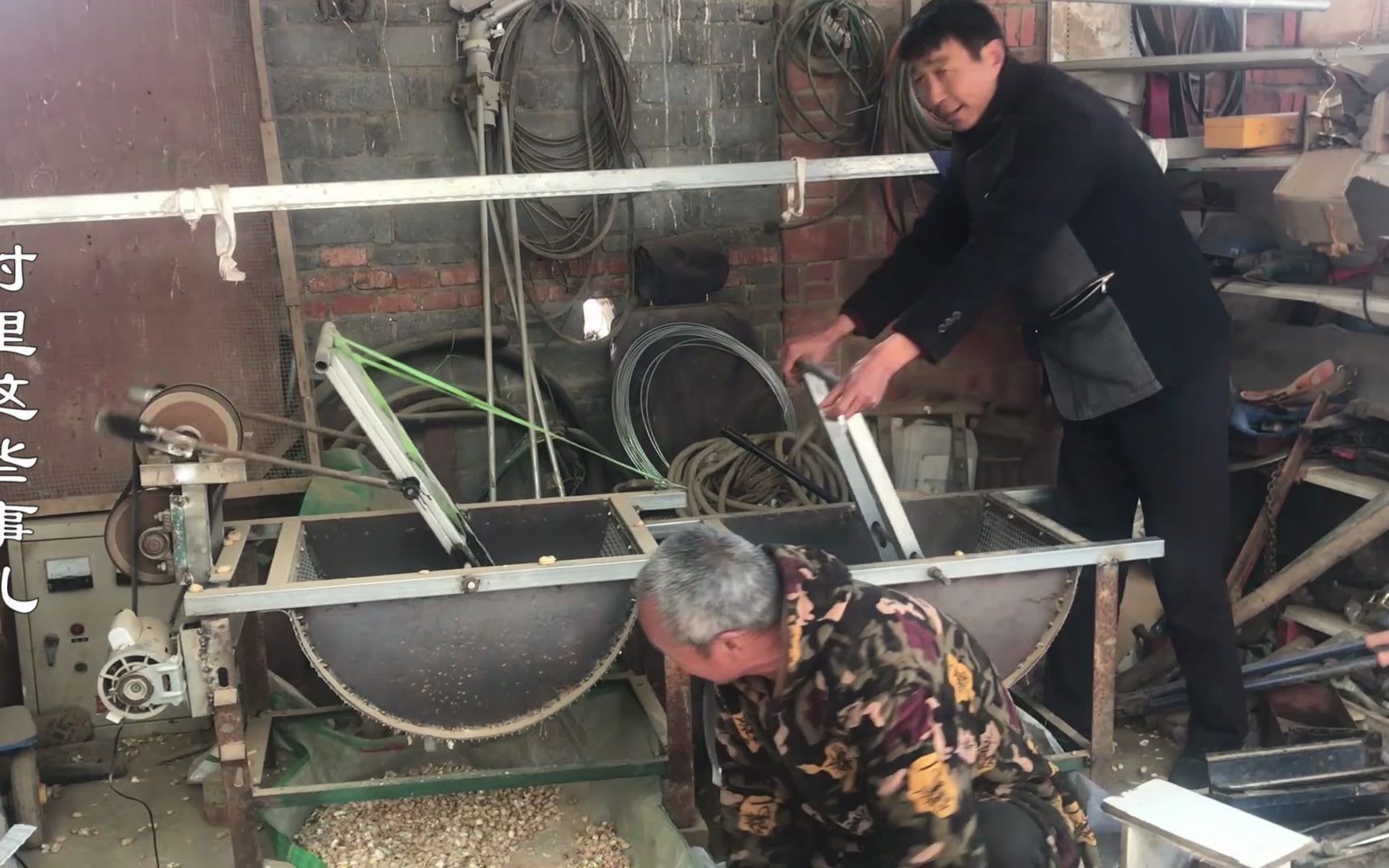 河南南阳农村小伙，自制剥花生机器，一天剥500斤都没问题！