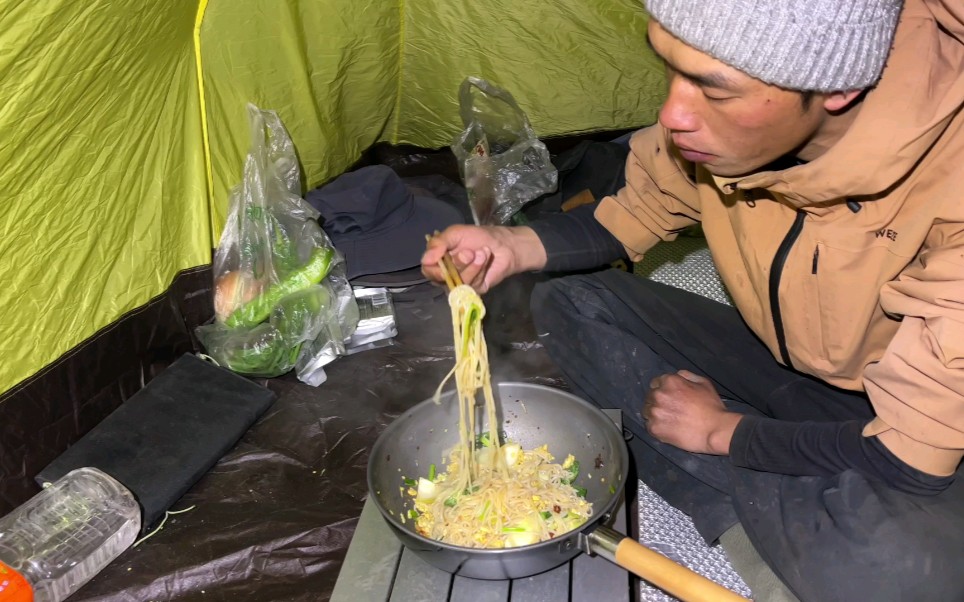 骑行阿里中线，穿越大风和烂路天黑才找到营地，帐篷里做个家乡的炒米粉