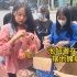 越南泡妞者在大学校门口摆地摊卖水果，美女都要排队买。一下子就卖光了