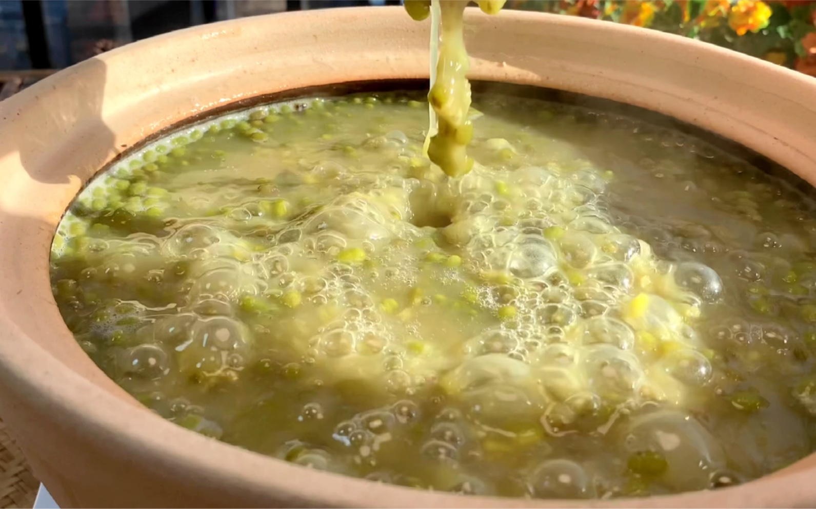 绿豆放在砂锅里炒，才是做绿豆汤最快出沙的方法。