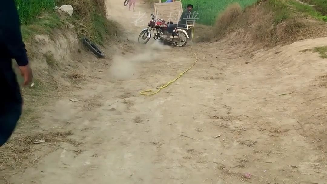 轮胎套上柴油机飞轮？一棍子下去直接发射上天！