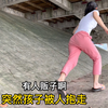 人贩子抱走孩子，妈妈一路追赶，在危机时刻，正义之手的出现，阻止了悲剧的发生，挽救了这个家庭
