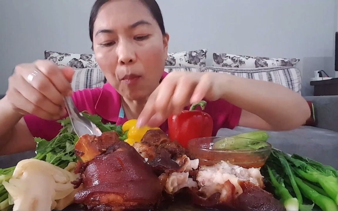泰国美食—吃猪肘子搭配青菜薹、香菜、太空椒、辣椒酱和米饭
