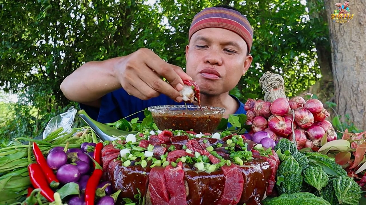 泰国兵哥吃生牛肉生牛肝刺身蘸泰式牛胆汁辣椒酱