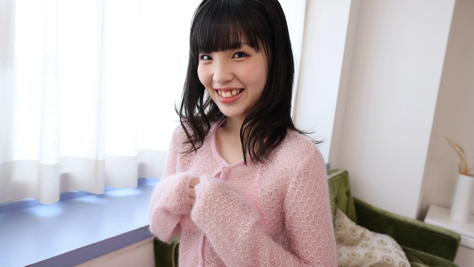 Rabbit-Toothed Girl Ami Shinabe Looking All Bashy [4K Quality]