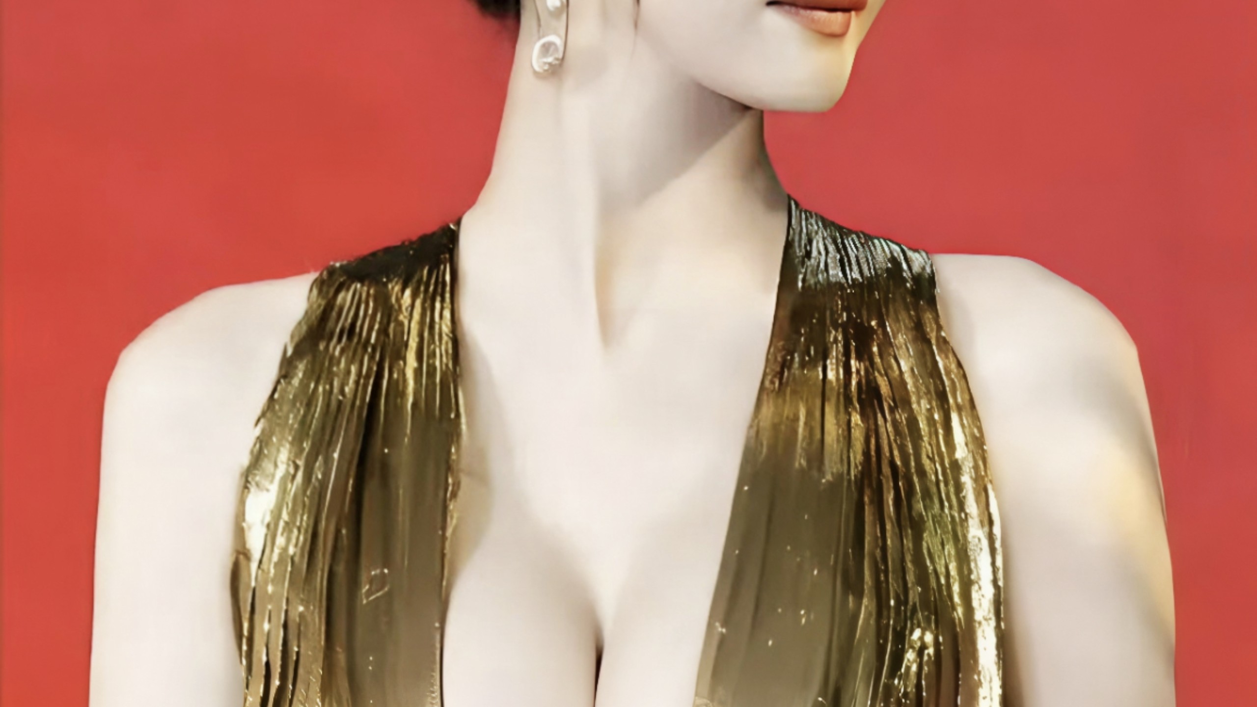 杨幂经典名场面！真空比基尼应有尽有！