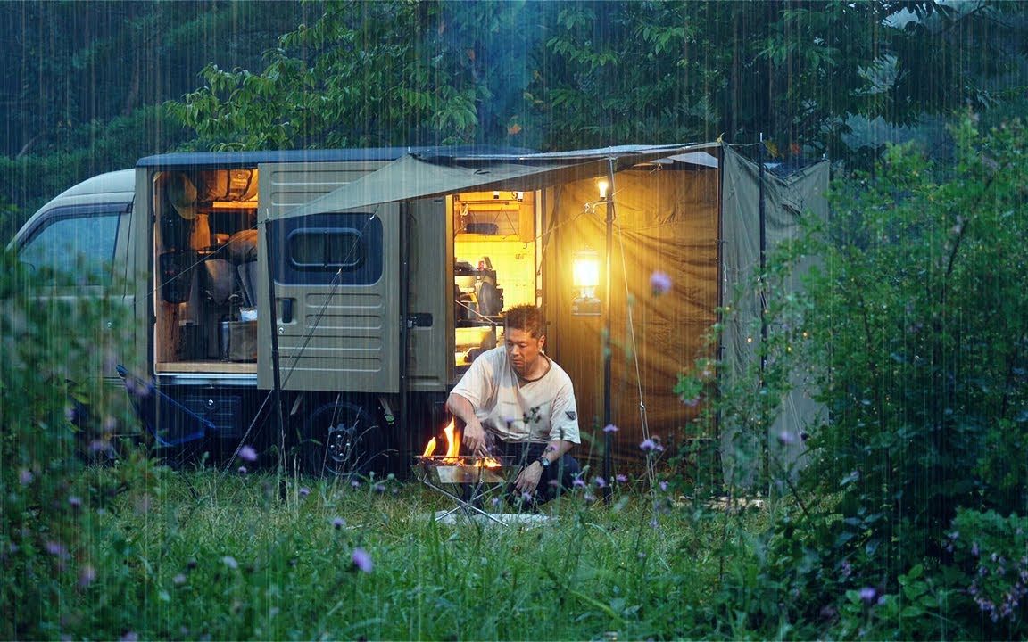 去外面走走：大雨高原独自露营 改装舒适板车 放松大自然 ASMR