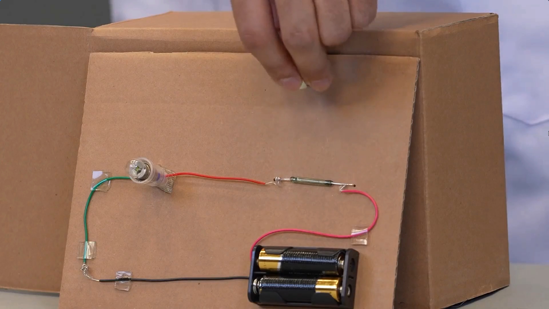 高中物理选修二：神奇的传感器