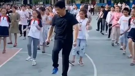 《带学生跳舞的网红校长》