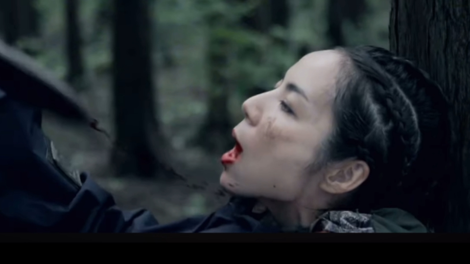 女杀手太菜了 直接被割喉