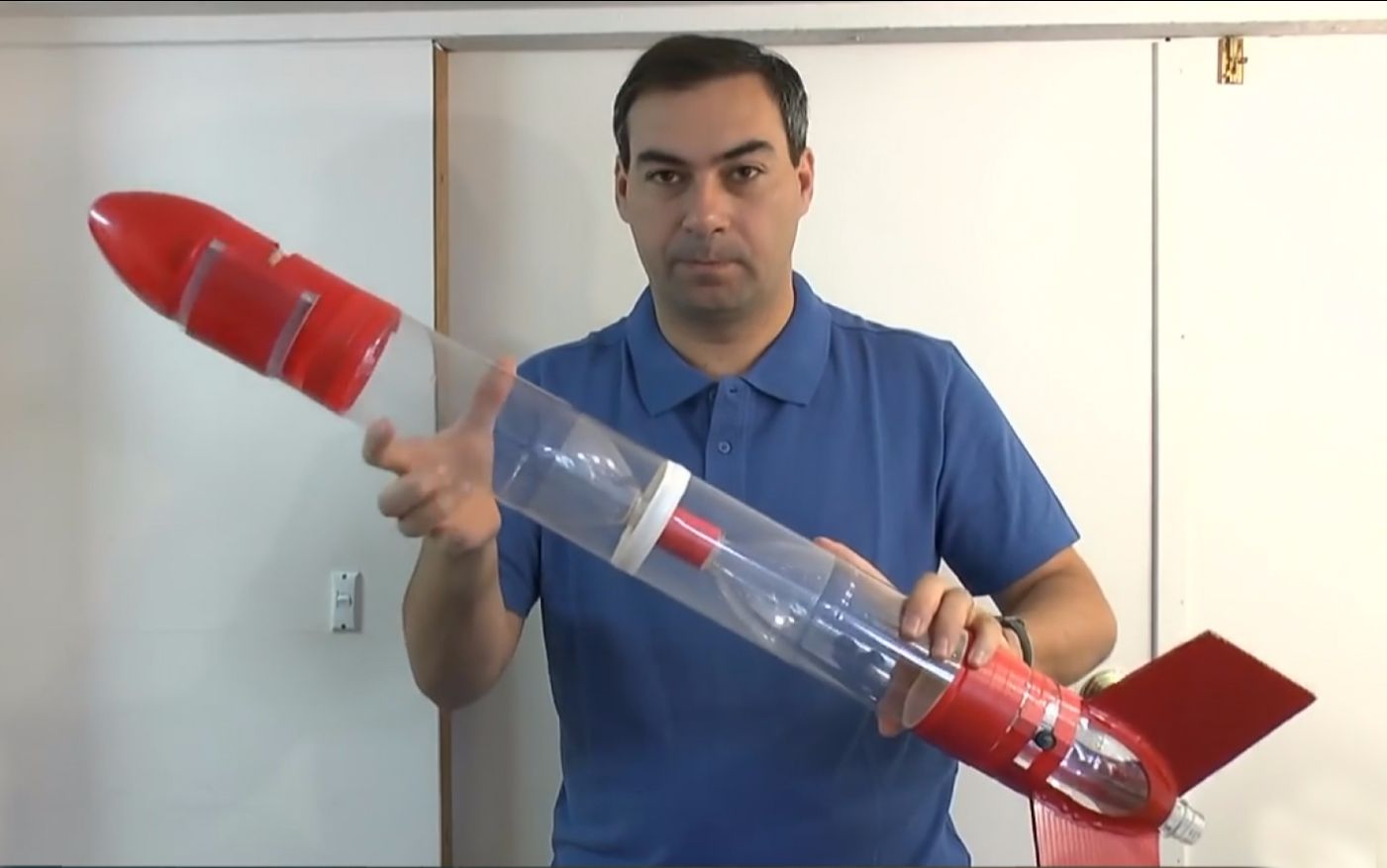 可乐瓶做火箭，水做燃料，飞出了246米的高度