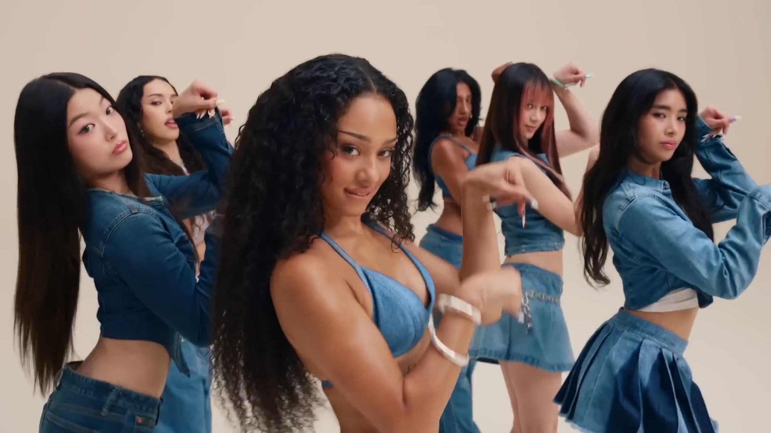 GAP×KATSEYE最新广告，正面硬刚“白人至上论”，简直不要太勇！！！