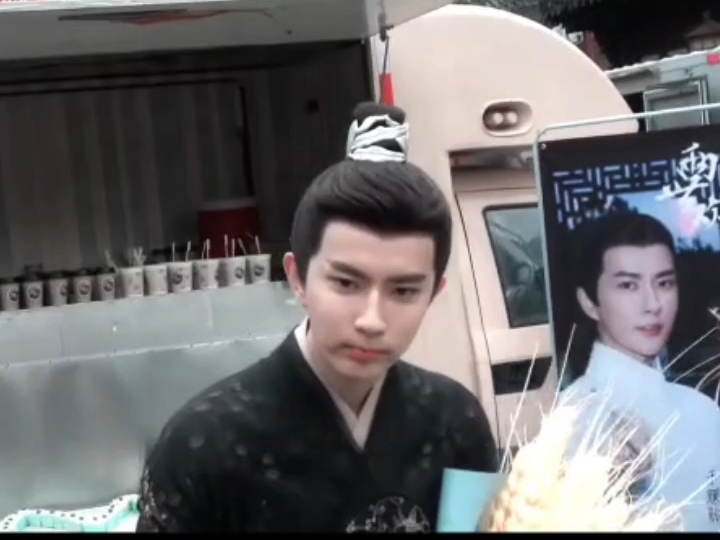 小于说 “今年过年可以回家好高兴啊” 你看他开心的模样 怎能让人不心疼呢