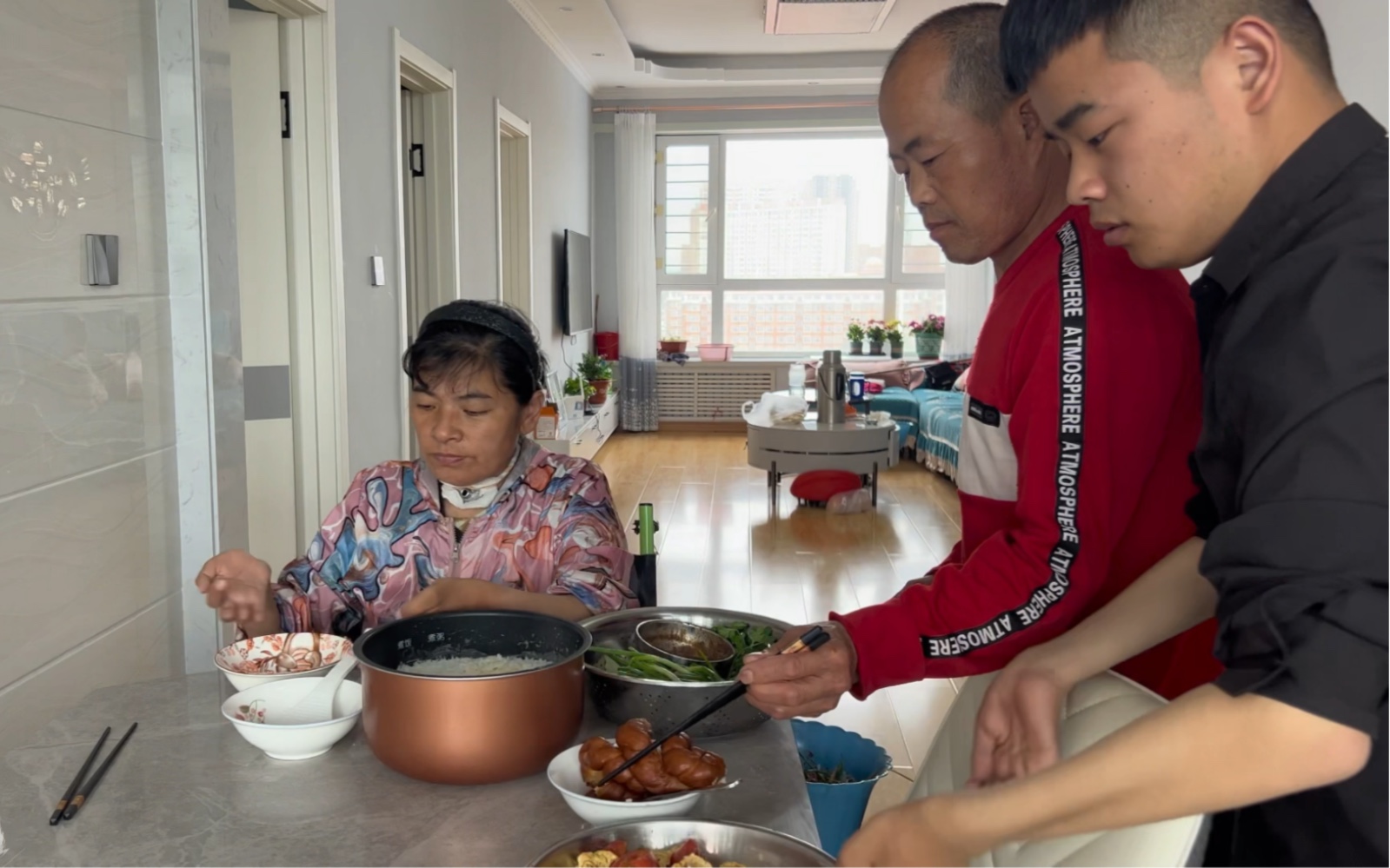 温馨的家：残疾父子每次做饭的时候，强妈都会在一旁帮忙分担点