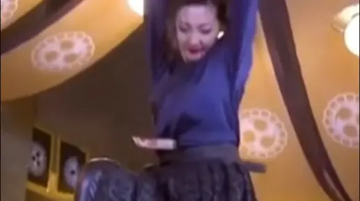 美女特工大战特务,精疲力竭被特务头子一刀戳穿肚子,随后女特工忍痛拔出肚子里的刀,反杀特务头子