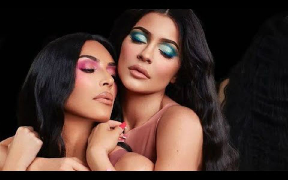 【Kylie Jenner】Khloe 和 Kourtney 对全新 Kylie x KKW 香水的反应哔哩哔哩 (゜゜)つロ 干杯~bilibili