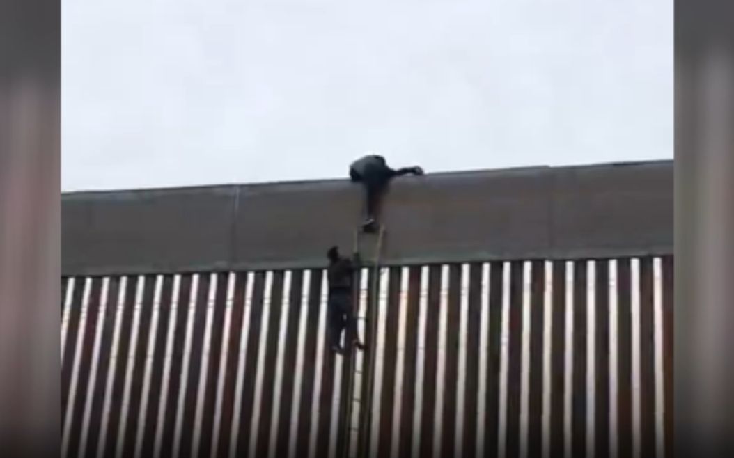 特朗普自夸“难以翻越”的边境墙，被人轻松翻过