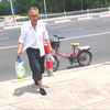 76岁老父亲心疼儿子开公交车吃饭不规律，每天在固定地点为儿子送饭，八年如一日，网友有父亲送饭是幸福的！ #一程伤悲