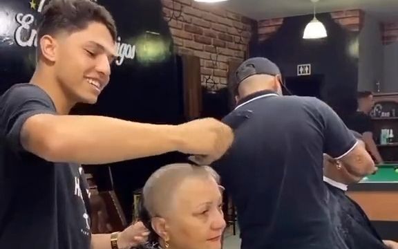 3位理发师小哥，都陪着这位患癌女子一起剃光头