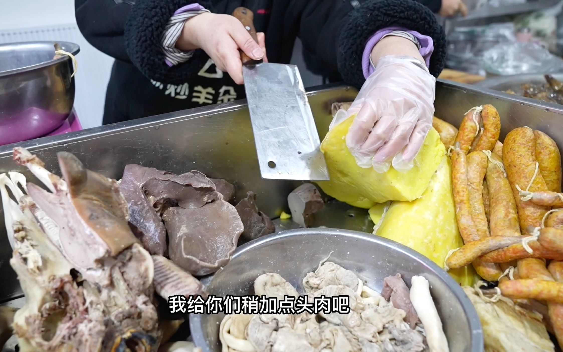 新疆爆炒羊杂60元/公斤，羊头肉面肺子任选混搭，一天能卖几百份