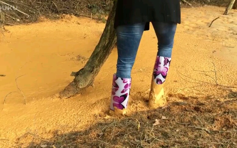 雨鞋踩泥