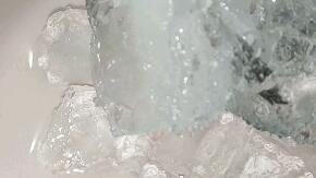 怎么样才可以快速冻成冰块 63b1c90b332808f568f76155f2d851feba5d353c.jpg@480w_270h_1c