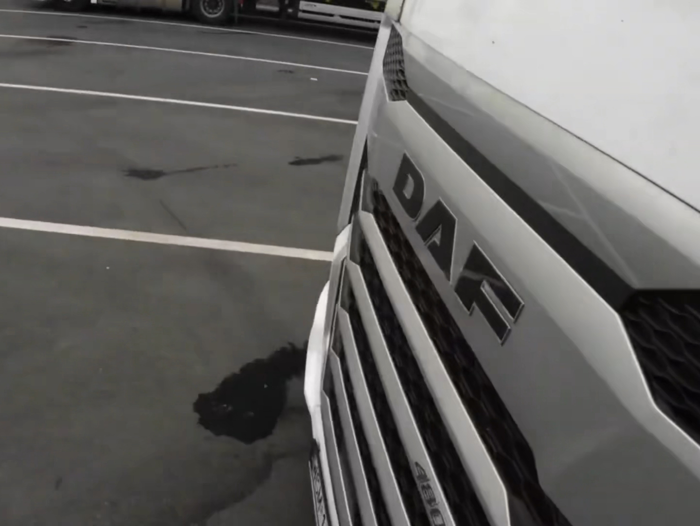 【卡车】真实驾驶欧卡第一视角：在德国驾驶卡车被要求遵守安全规则并穿防护鞋，记录如何离开卡车站走向一位新客户的长视频