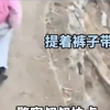 民警下乡走访 遇到两个热情的小朋友带路 还帮忙按住了路边的狗（Y