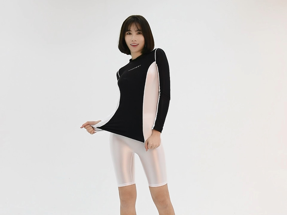 The secret of the black and white swimsuit? Fashionable and practical at the same time!