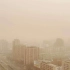 大风沙尘齐袭北京：风声呼啸天空昏黄一片，空气质量已达严重污染