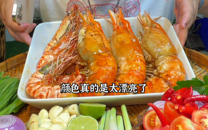 泰国美食：这虾也太大了吧罗氏巨虾黑虎虾巨虾冬阴功汤满满虾肉