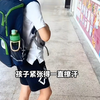 独臂男孩转学到新学校紧张得满头大汗 迟迟不敢进教室，在妈妈细心的鼓励下，男孩勇敢走进教室 迎来阵阵掌声