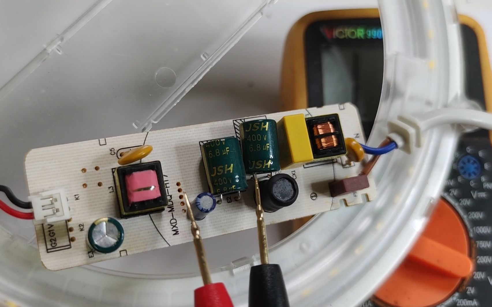 用久了的LED灯泡变暗了？别急着扔掉，教你换个元件就明亮如新