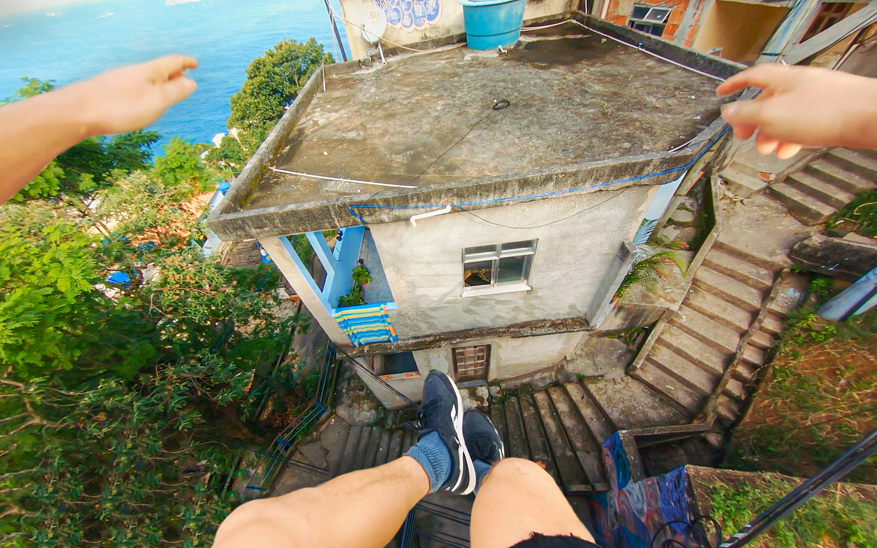 巴西小伙飞跃比基尼美女，从屋顶跑到海里？第一视角里约热内卢跑酷！