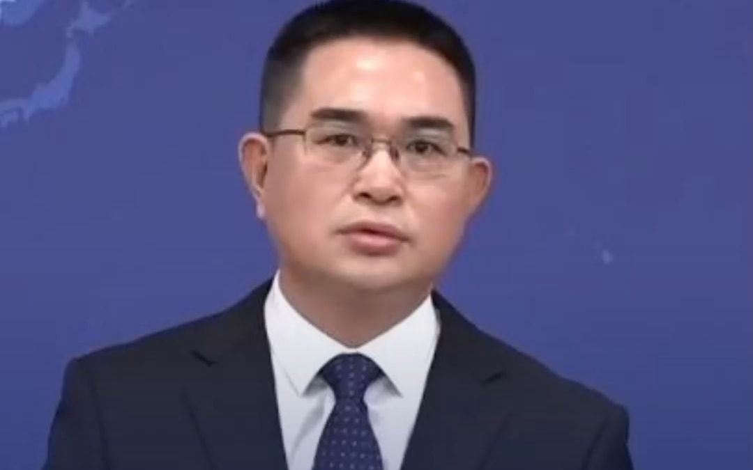 国台办新任发言人陈斌华首次亮相，用普通话和闽南语问好。