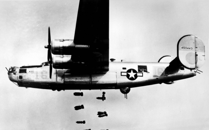 【二战】罕见的二战b-24 解放者轰炸机被击落影像 (机翼断裂_(:3」∠)
