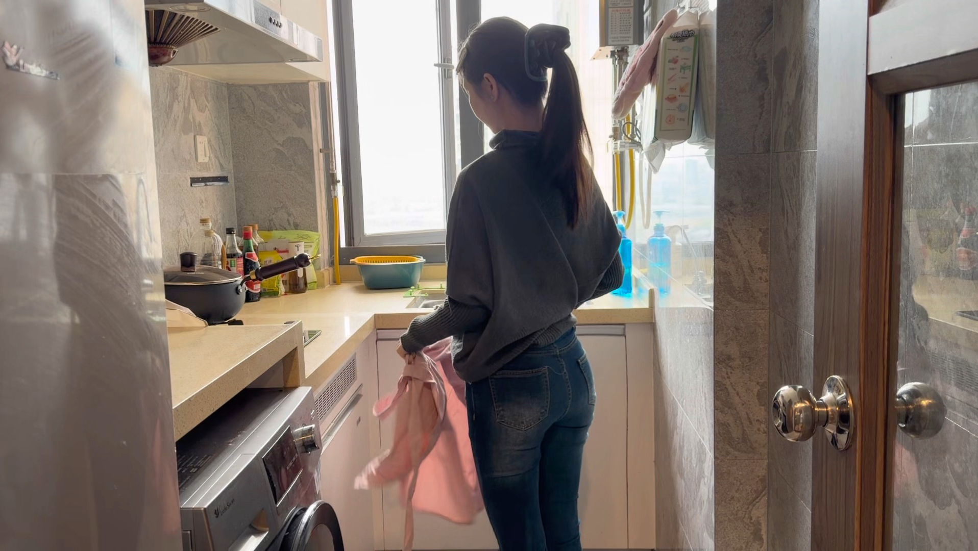 以后你的女朋友 也会扎着这样的马尾 做好热腾腾的饭菜等你回家
