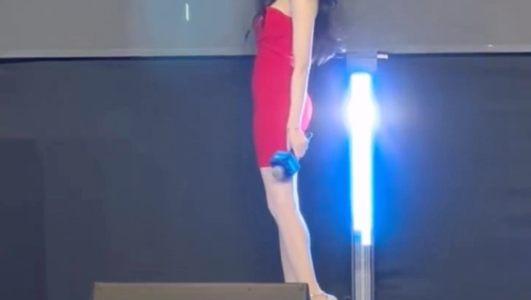 张天爱肉丝高跟鞋参加品牌活动，这大长腿爱了爱了